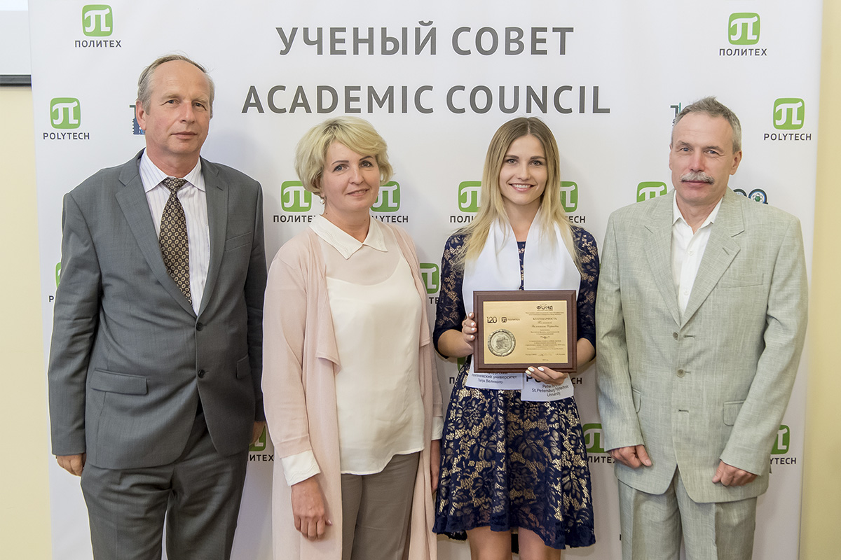 Медалями наградили лучших выпускников СПбПУ